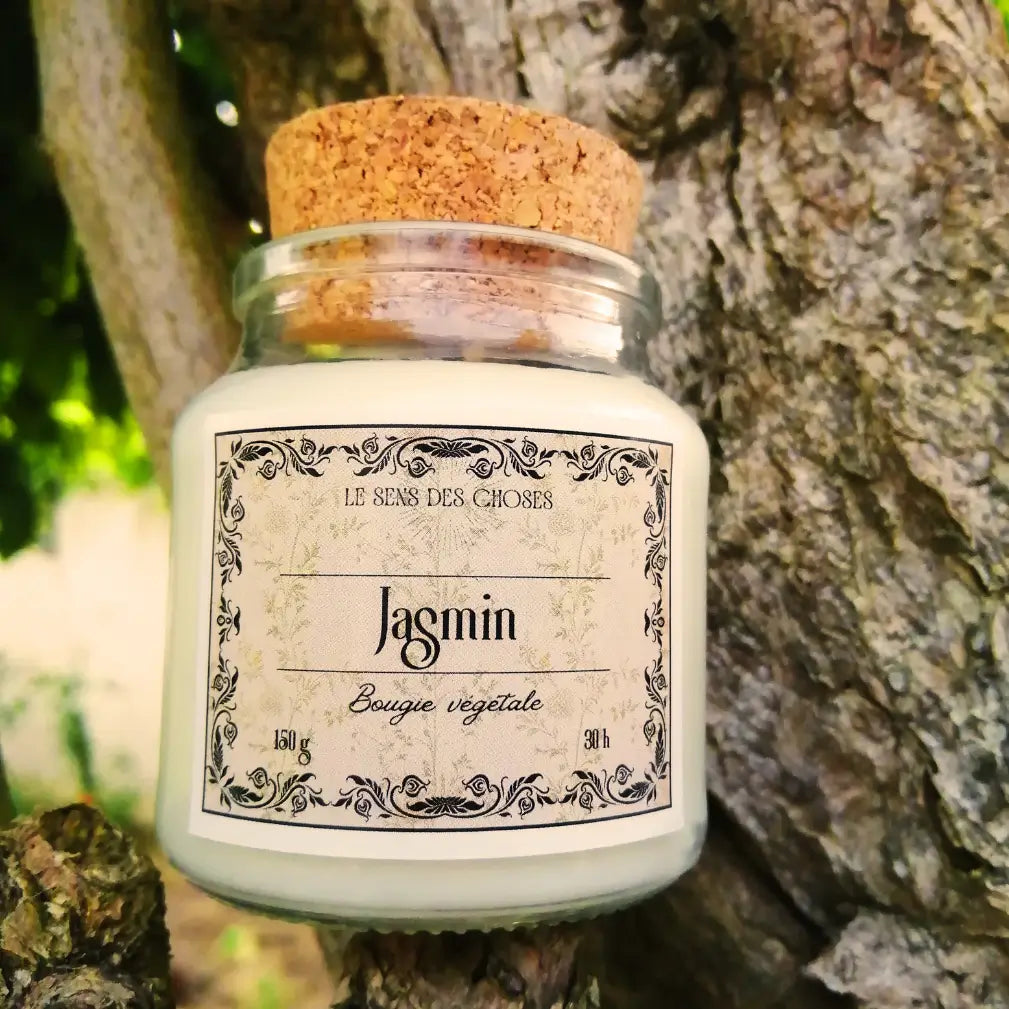 Image de bougie parfumée au jasmin | Le sens des choses, boutique en ligne de produits artisanaux, naturels et écoresponsables, fabriqués en France ou en Europe : savons artisanaux, bougies parfumées, accessoires zéro déchet.
