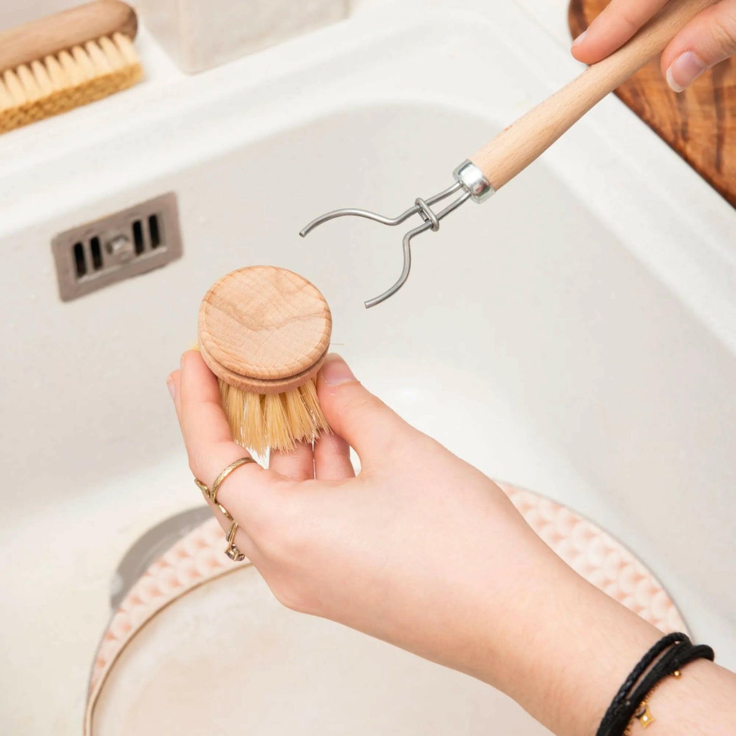 Image de Brosse à vaisselle écologique en bois et fibres naturelles | Le sens des choses – boutique artisanale de savons et bougies parfumées naturels fabriqués en France