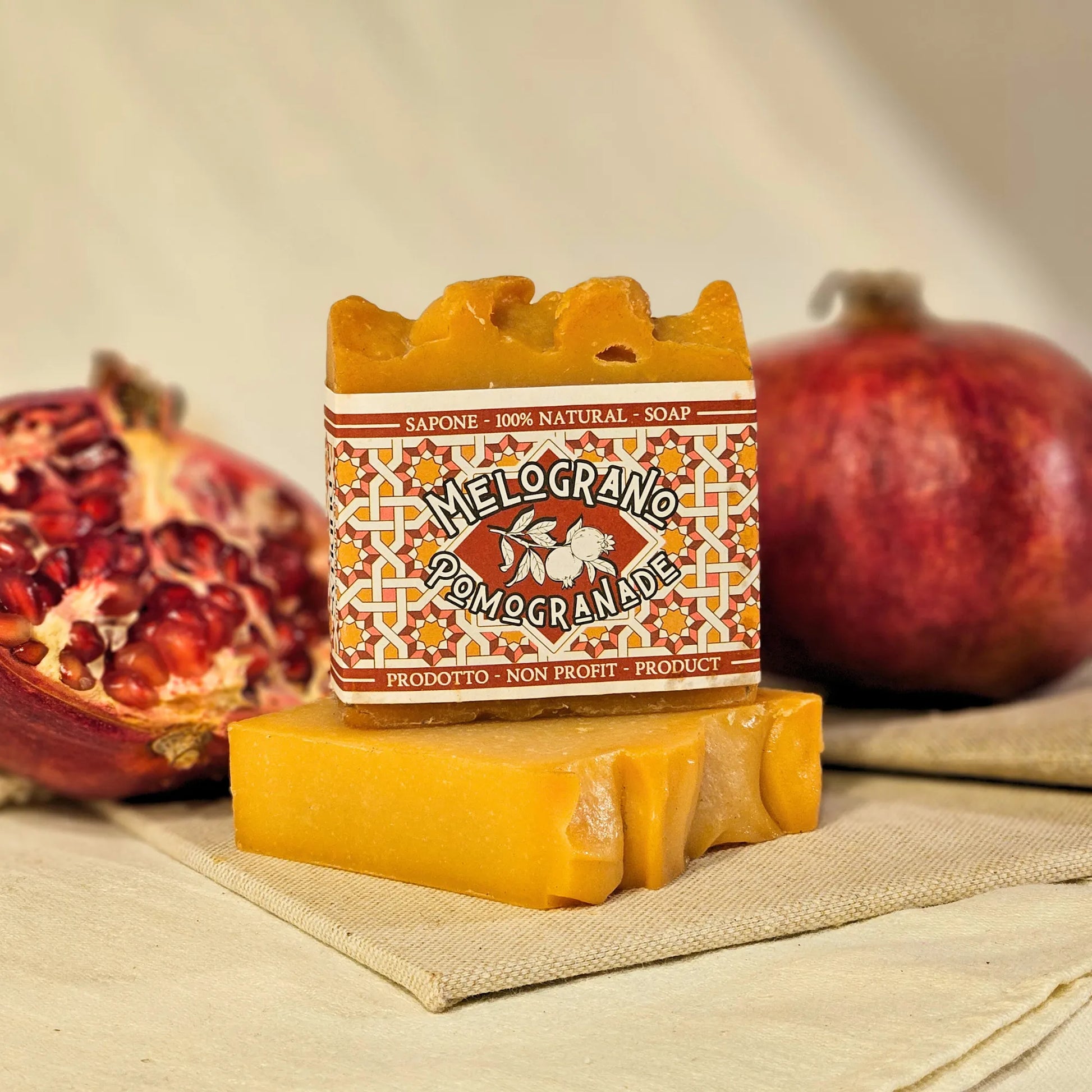 Image de Savon artisanal à l’huile de pépins de grenade | Le sens des choses — boutique artisanale de savons et bougies parfumées naturels fabriqués en France