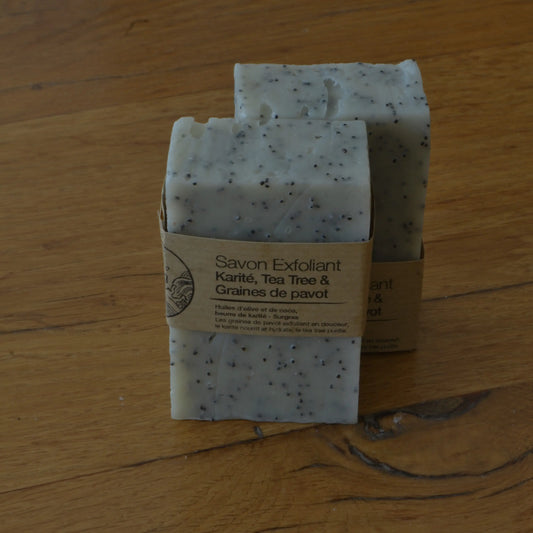 Image de Barre exfoliante solide au tea tree et graines de pavot | Le sens des choses – boutique artisanale éthique de bougies parfumées et savons naturels fabriqués en France