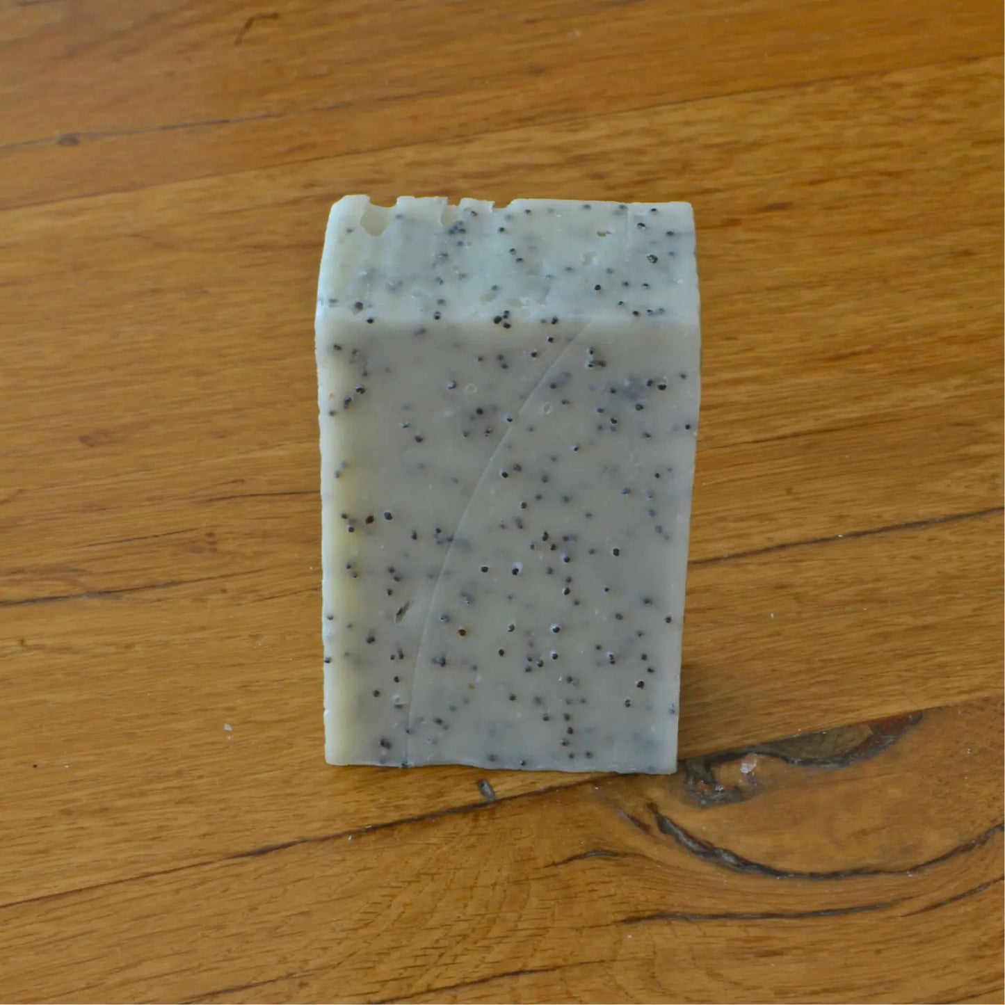 Savon exfoliant au tea tree et graines de pavot | Savon solide naturel artisanal fabriqué par saponification à froid