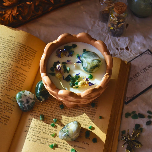 Bougie d'intention prospérité — Agate mousse et Aventurine (sabbat Ostara) – Création artisanale | Le sens des choses – Boutique de bougies parfumées végétales, décorations et savons