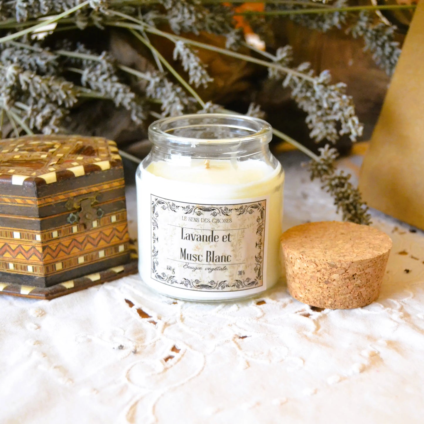 Image de Bougie parfumée artisanale à la lavande et au musc blanc | Le sens des choses – boutique artisanale éthique de bougies parfumées et savons naturels fabriqués en France