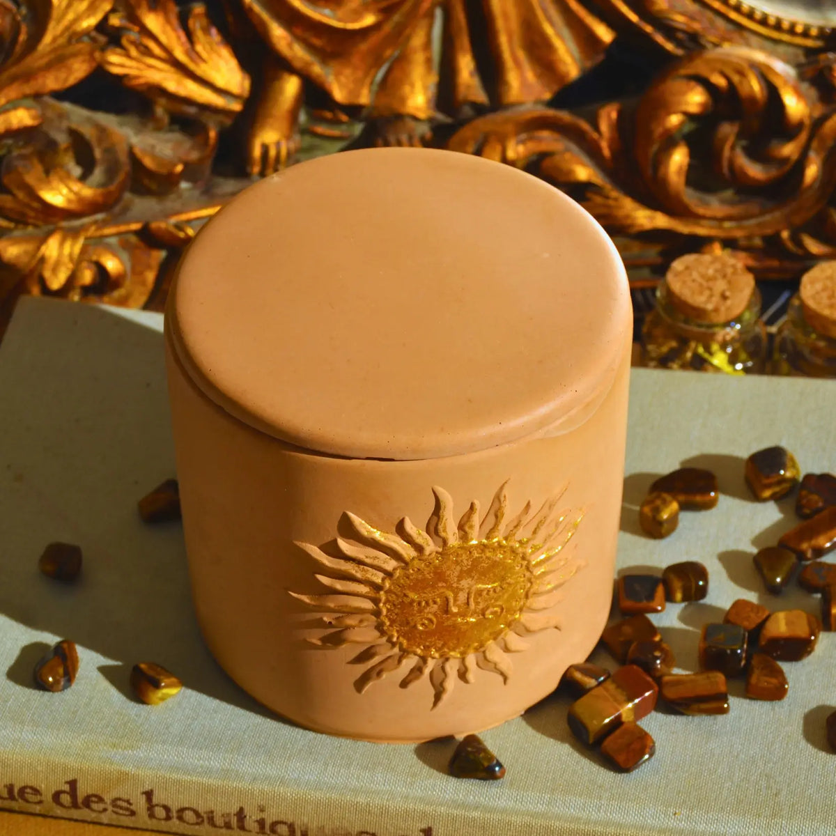 Bougie d'intention Abondance · Citrine et Oeil de Tigre · Sabbat Lughnasadh | Bougie végétale artisanale fabriquée en Charente-Maritime