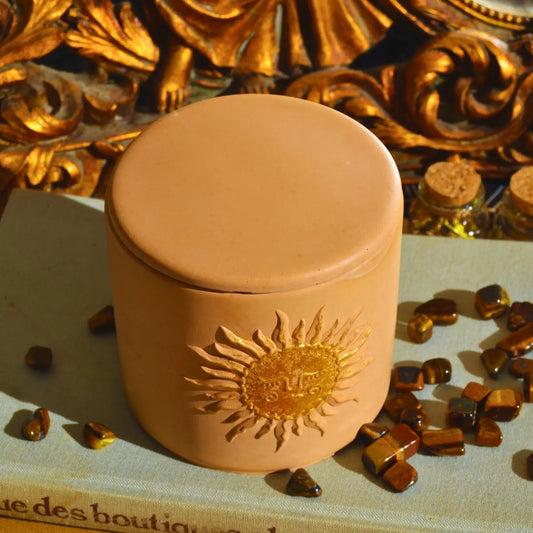 Bougie d'intention Abondance · Citrine et Oeil de Tigre · Sabbat Lughnasadh | Bougie végétale artisanale fabriquée en Charente-Maritime