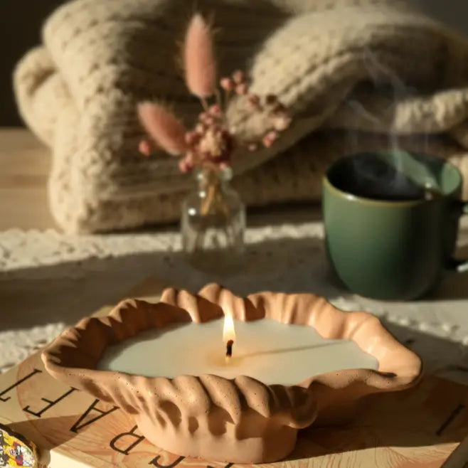 Image de Calliope — Bougie artisanale parfumée dans son pot coquillage en jesmonite | Le sens des choses – boutique artisanale éthique de bougies parfumées et savons naturels fabriqués en France