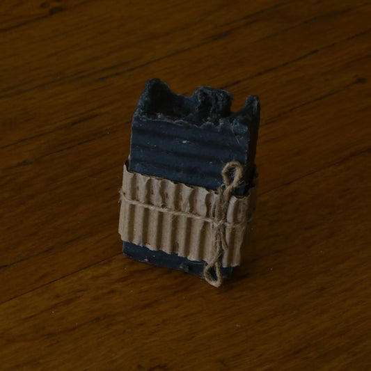 Image de Savon naturel au charbon actif purifiant et détoxifiant | Le sens des choses — boutique artisanale de savons et bougies parfumées naturels fabriqués en France