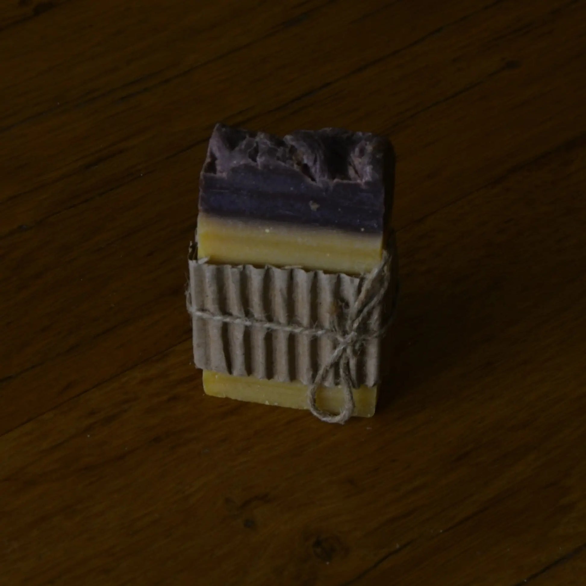 Image de Savon artisanal au soufre purifiant et antibactérien | Le sens des choses — boutique artisanale de savons et bougies parfumées naturels fabriqués en France