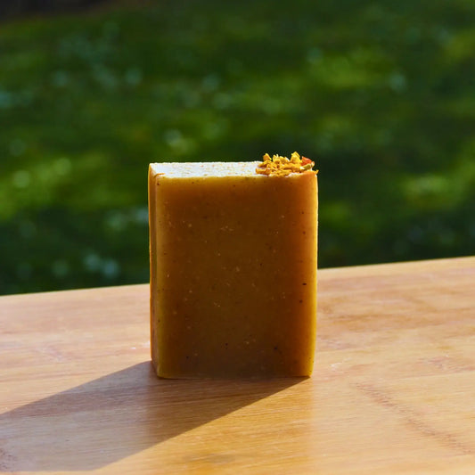 Savon surgras à l'abricot et au curcuma – Création artisanale | Le sens des choses – Boutique de bougies parfumées végétales, décorations et savons