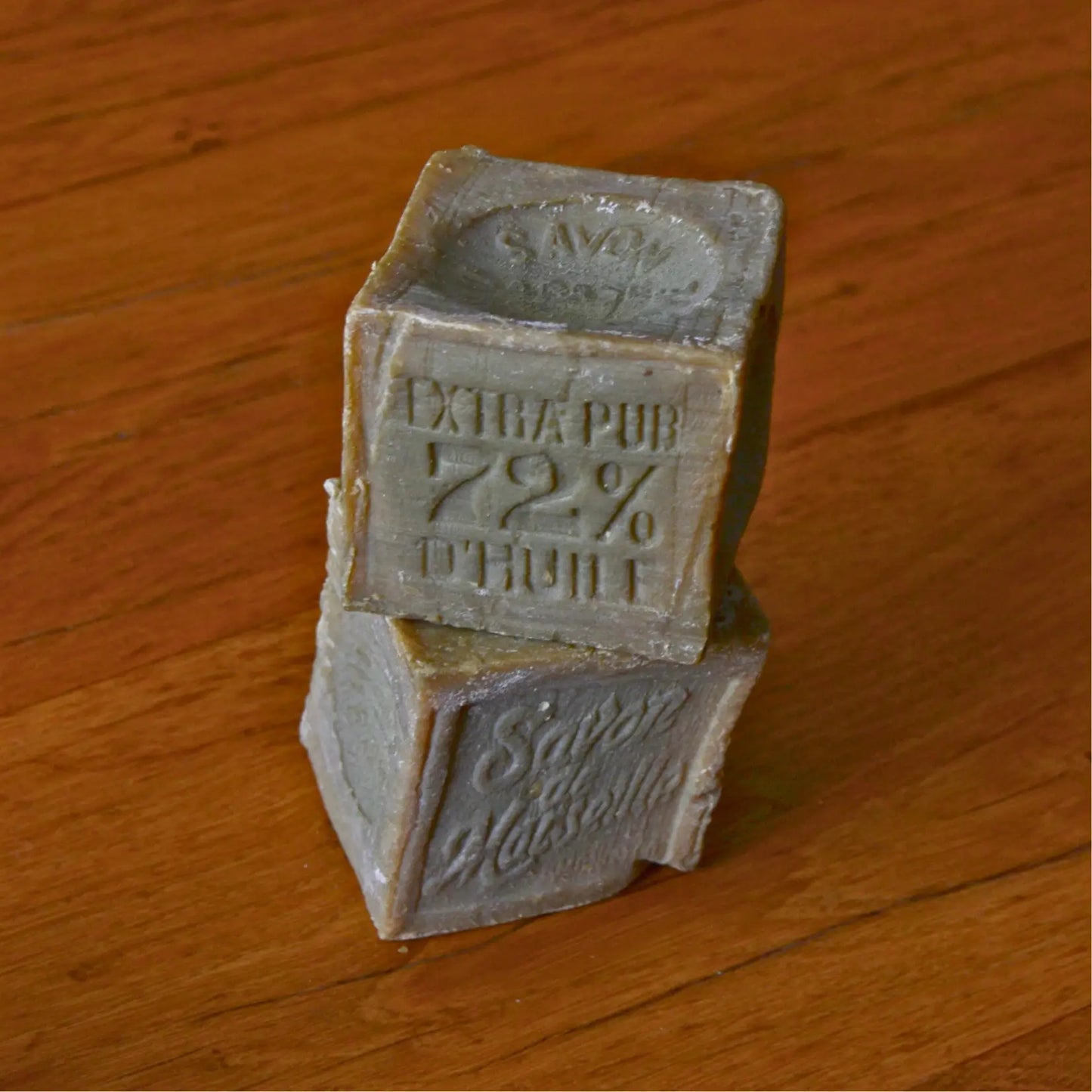 Savon de Marseille traditionnel — 72 % d’huile d’olive – Création artisanale | Le sens des choses – Boutique de bougies parfumées végétales, décorations et savons