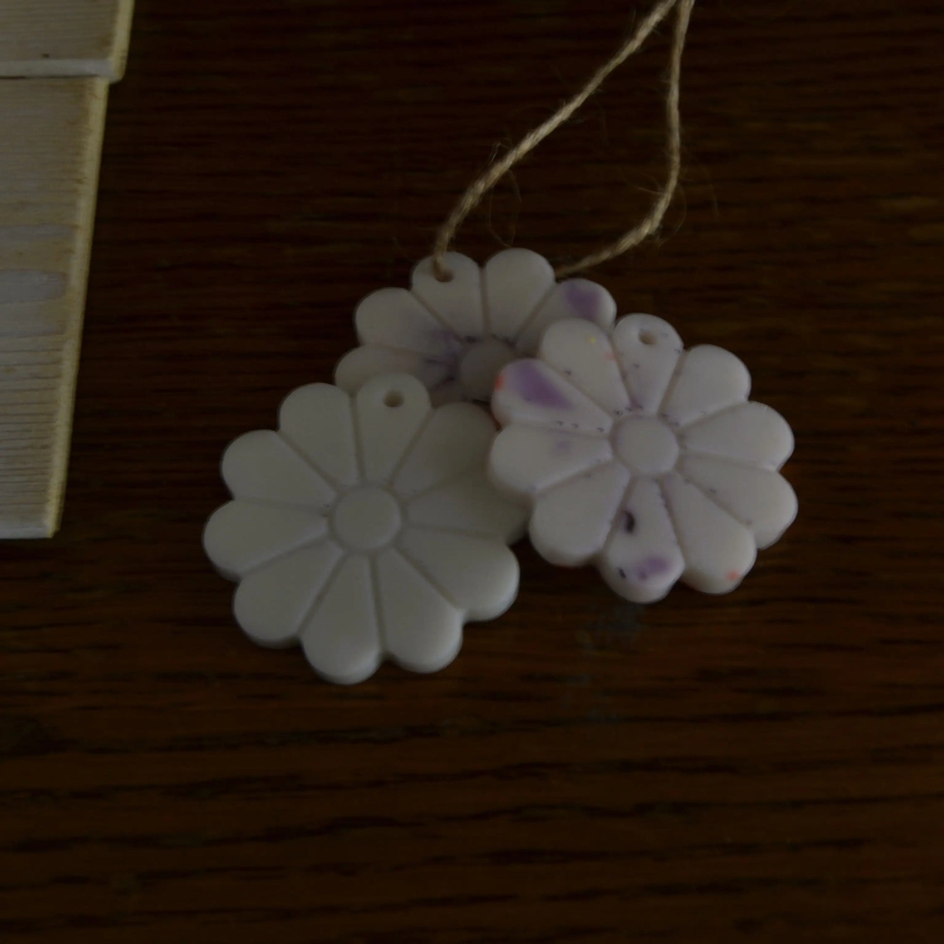 Image de Suspensions parfumées fleur de coton (bocal de 5 à 7 pièces) | Le sens des choses — boutique artisanale de savons et bougies parfumées naturels fabriqués en France