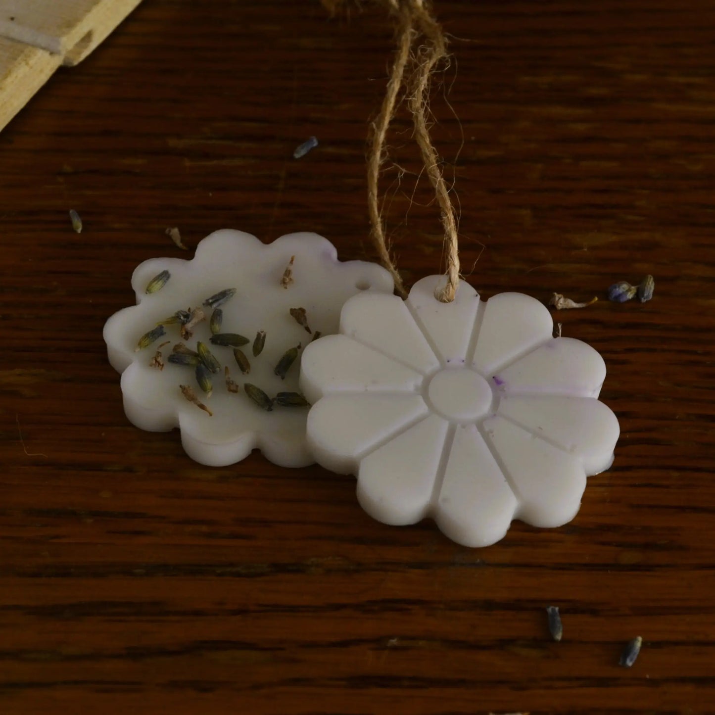 Image de Suspensions parfumées lavande et musc blanc (bocal de 5 à 7 pièces) | Le sens des choses — boutique artisanale de savons et bougies parfumées naturels fabriqués en France