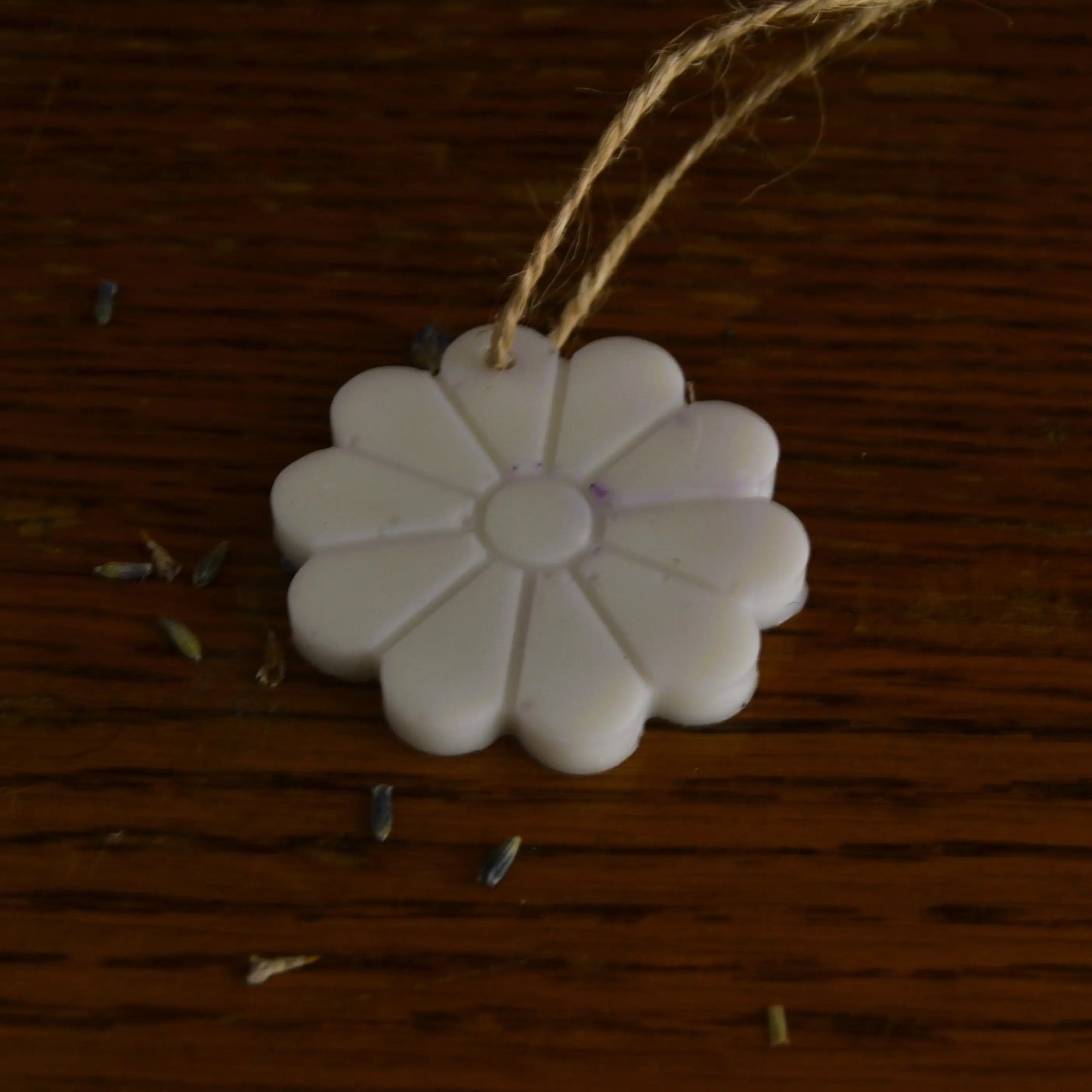 Image de Suspensions parfumées lavande et musc blanc (bocal de 5 à 7 pièces) | Le sens des choses — boutique artisanale de savons et bougies parfumées naturels fabriqués en France