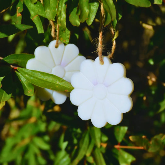 Suspensions parfumées artisanales en forme de fleurs