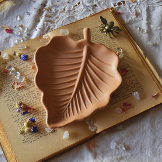 Daphné — Vide-poche en jesmonite – Création artisanale | Le sens des choses – Boutique de bougies parfumées végétales et objets décoratifs écoresponsables