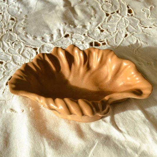 Image de Calliope — Vide-poche coquillage en jesmonite | Le sens des choses – boutique artisanale éthique de bougies parfumées et savons naturels fabriqués en France