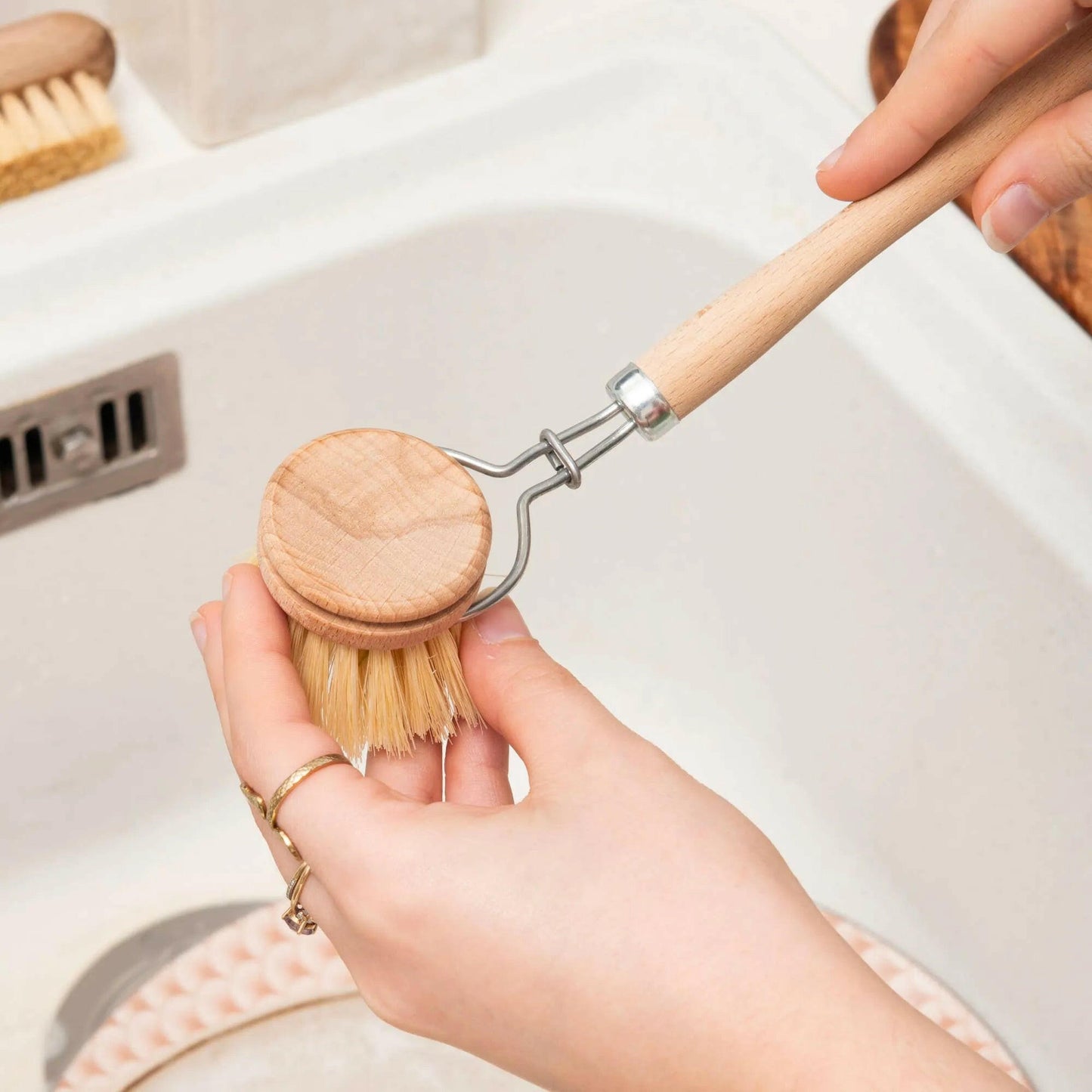 Image de Brosse à vaisselle écologique en bois et fibres naturelles | Le sens des choses – boutique artisanale de savons et bougies parfumées naturels fabriqués en France