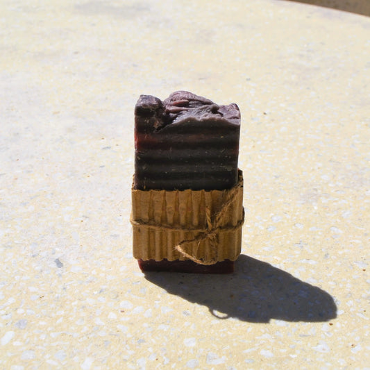 Image de Savon à l’argile rouge purifiant | Le sens des choses – boutique artisanale de bougies parfumées végétales et savons naturels fabriqués en Charente-Maritime