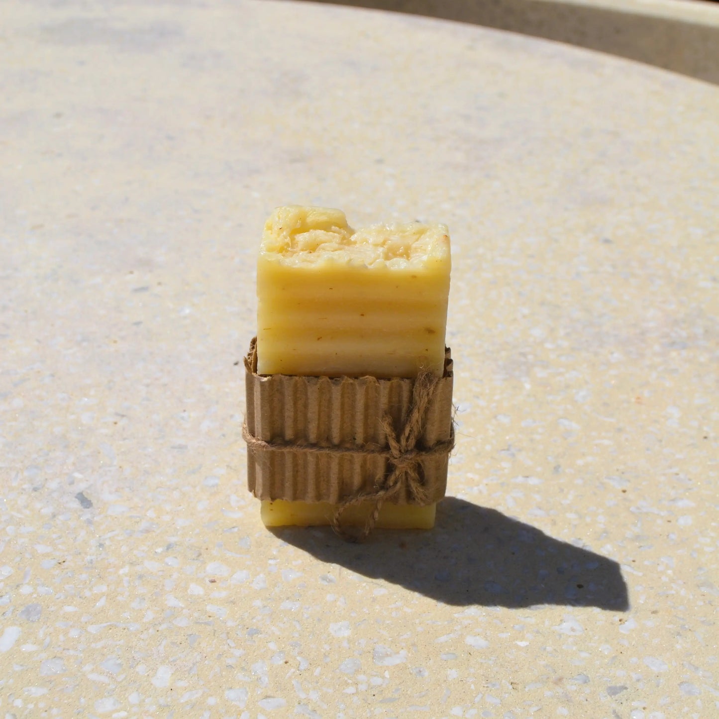 Image de savon à l’arnica — apaisant et réparateur | Le sens des choses, boutique en ligne de produits artisanaux, naturels et écoresponsables, fabriqués en France ou en Europe : savons artisanaux, bougies parfumées, accessoires zéro déchet.