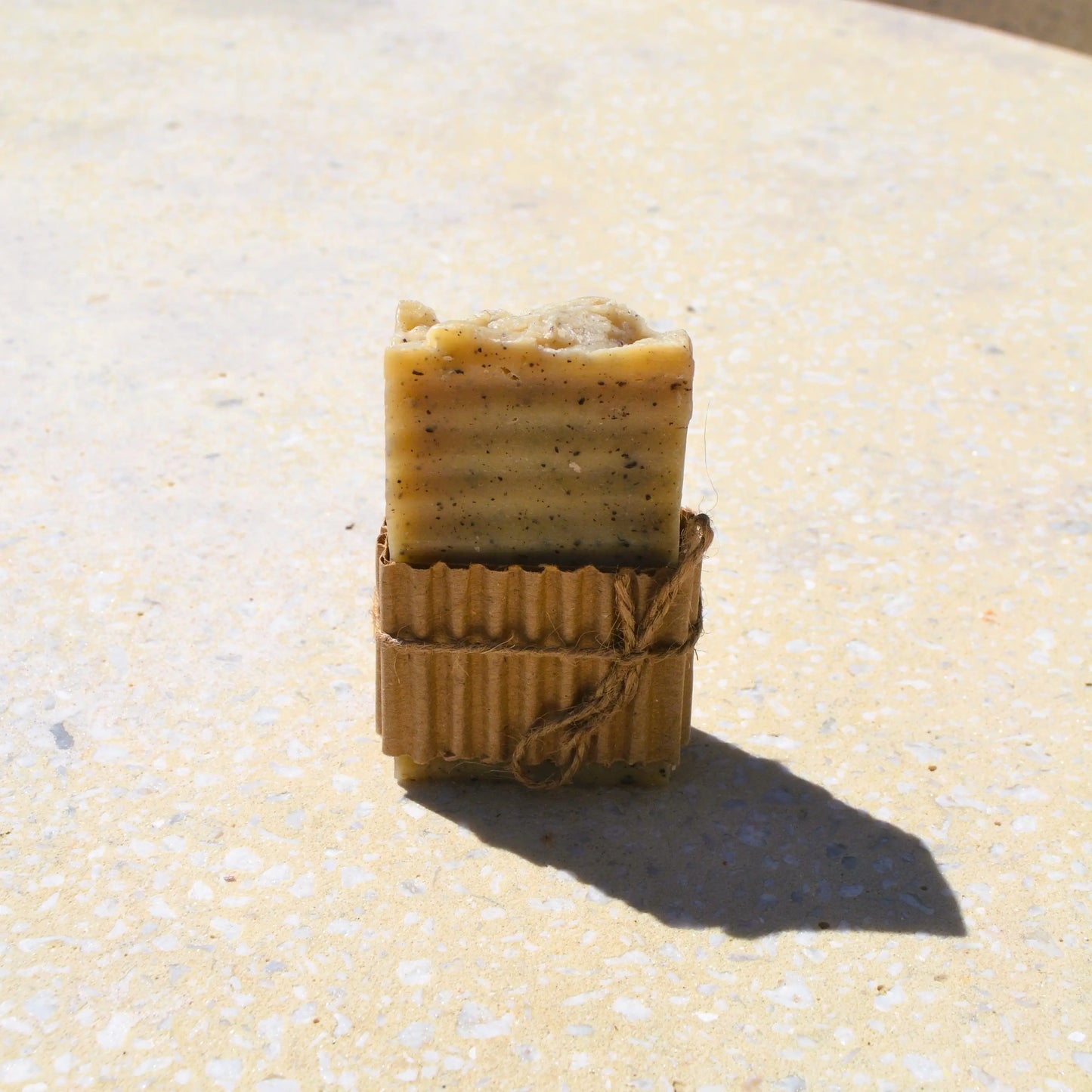 Image de savon à l’avoine — apaisant et exfoliant | Le sens des choses, boutique en ligne de produits artisanaux, naturels et écoresponsables, fabriqués en France ou en Europe : savons artisanaux, bougies parfumées, accessoires zéro déchet.