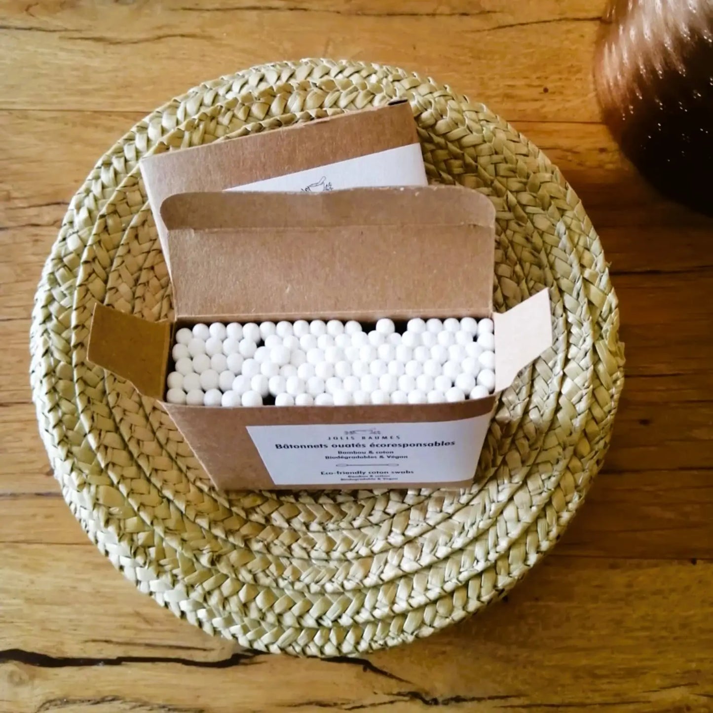 Image de Bâtonnets ouatés écologiques en bambou et coton bio | Le sens des choses – boutique artisanale de savons et bougies parfumées naturels fabriqués en France
