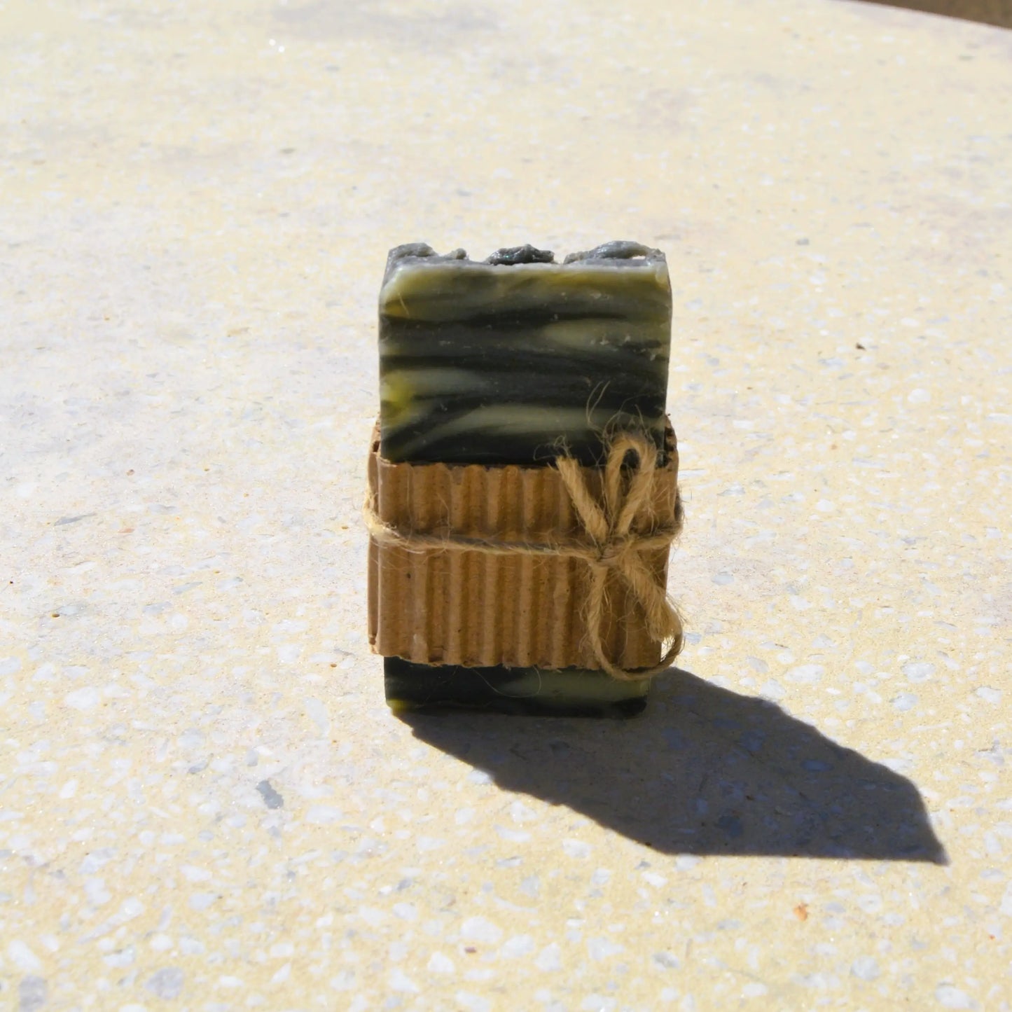 Image de savon à la boue marine — revitalisant et détoxifiant | Le sens des choses, boutique en ligne de produits artisanaux, naturels et écoresponsables, fabriqués en France ou en Europe : savons artisanaux, bougies parfumées, accessoires zéro déchet.