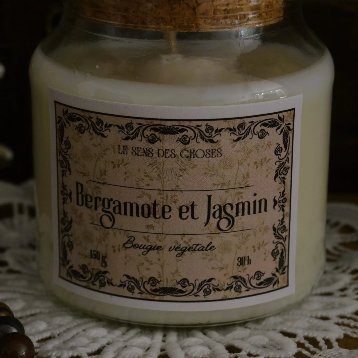 Image de bougie parfumée à la bergamote et jasmin | Le sens des choses, boutique en ligne de produits artisanaux, naturels et écoresponsables, fabriqués en France ou en Europe : savons artisanaux, bougies parfumées, accessoires zéro déchet.