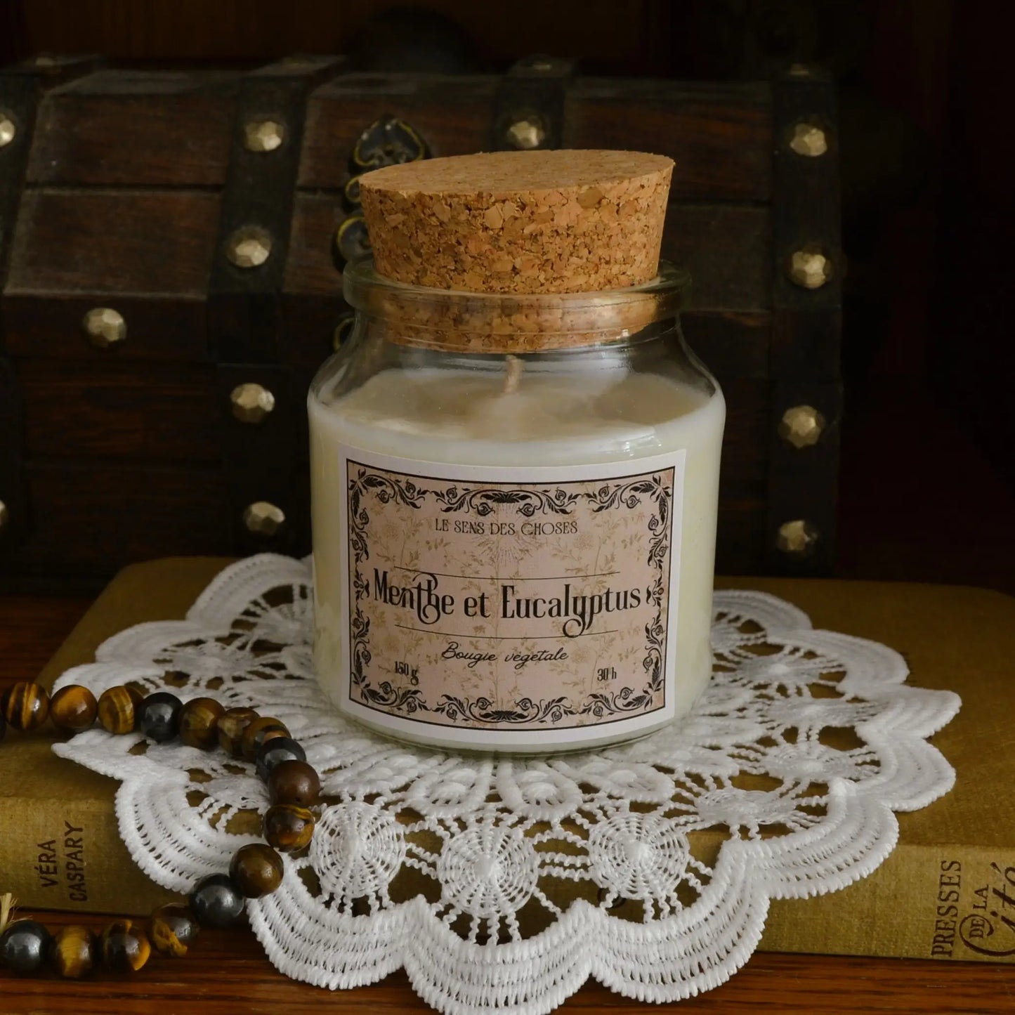Image de Bougie parfumée artisanale à la menthe et à l'eucalyptus | Le sens des choses – boutique artisanale de savons et bougies parfumées naturels fabriqués en France