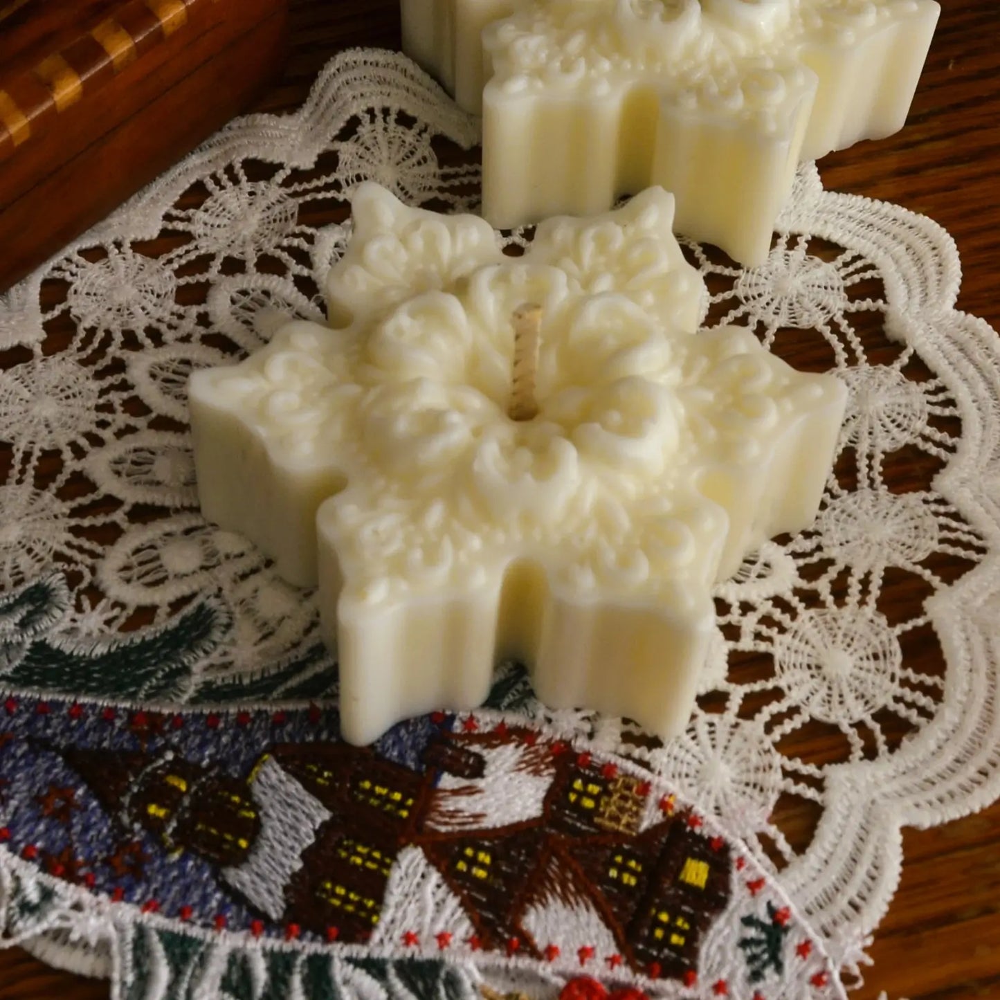Image de bougie décorative parfumée flocon de neige | Le sens des choses, boutique en ligne de produits artisanaux, naturels et écoresponsables, fabriqués en France ou en Europe : savons artisanaux, bougies parfumées, accessoires zéro déchet.