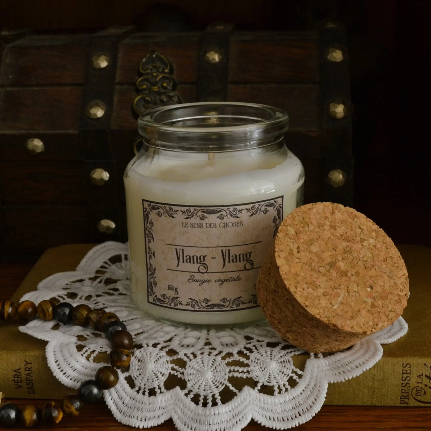 Image de bougie parfumée ylang-ylang | Le sens des choses, boutique en ligne de produits artisanaux, naturels et écoresponsables, fabriqués en France ou en Europe : savons artisanaux, bougies parfumées, accessoires zéro déchet.