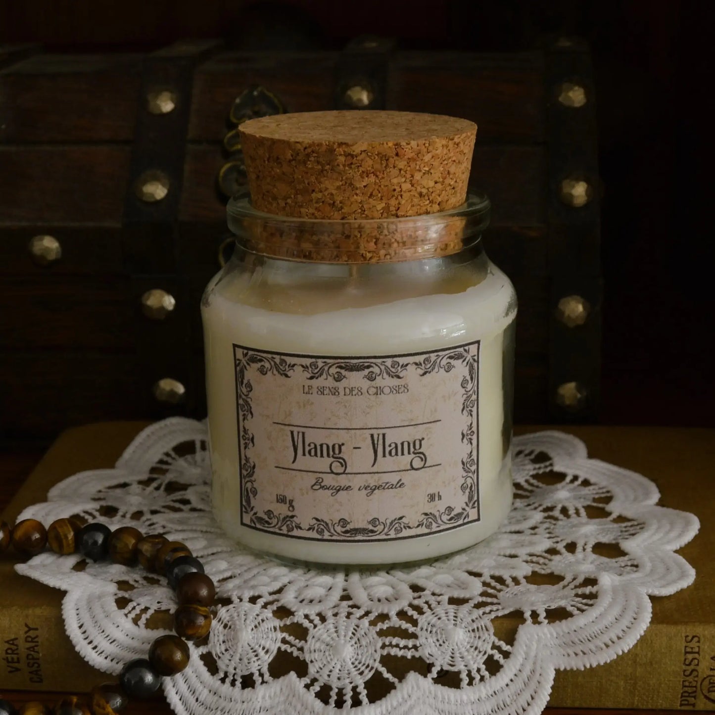 Image de bougie parfumée ylang-ylang | Le sens des choses, boutique en ligne de produits artisanaux, naturels et écoresponsables, fabriqués en France ou en Europe : savons artisanaux, bougies parfumées, accessoires zéro déchet.