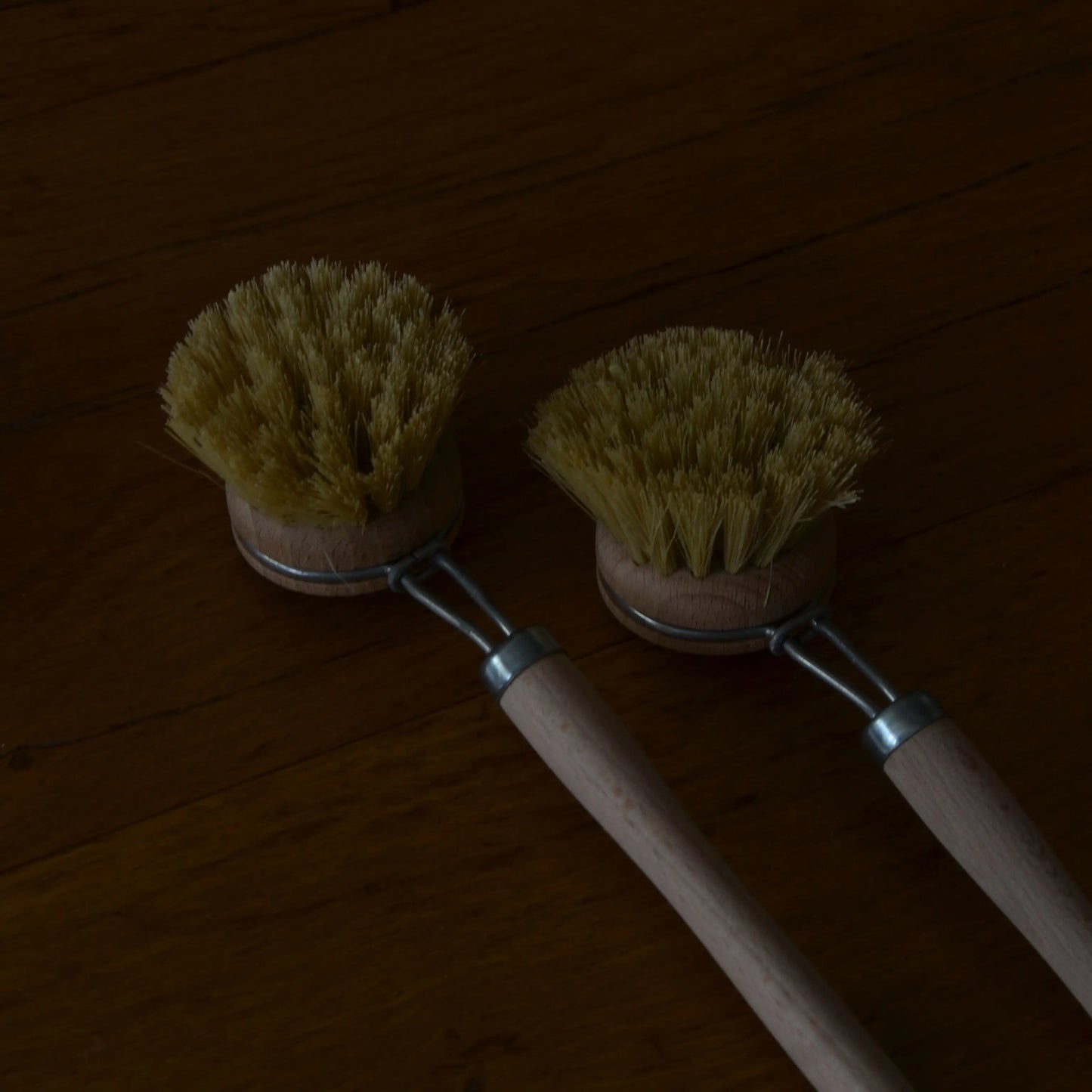 Image de Brosse à vaisselle écologique en bois et fibres naturelles | Le sens des choses – boutique artisanale de savons et bougies parfumées naturels fabriqués en France