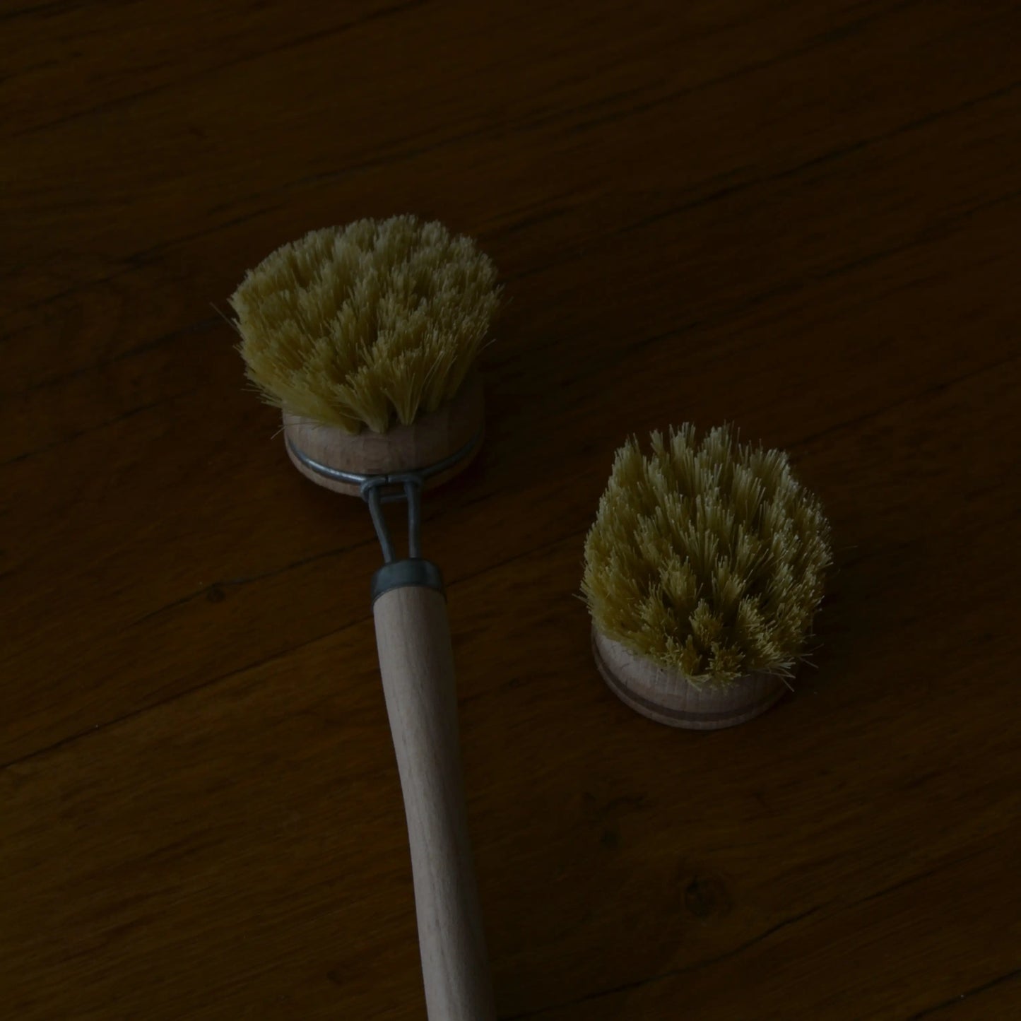 Image de Brosse à vaisselle écologique en bois et fibres naturelles | Le sens des choses – boutique artisanale de savons et bougies parfumées naturels fabriqués en France