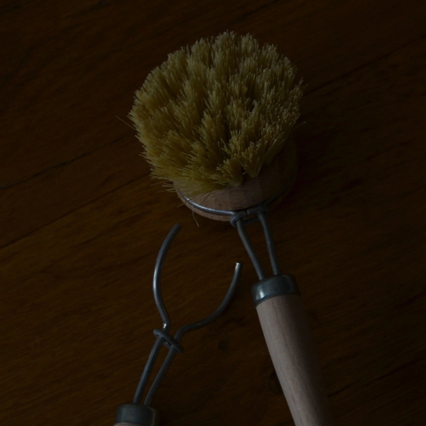 Image de Brosse à vaisselle écologique en bois et fibres naturelles | Le sens des choses – boutique artisanale de savons et bougies parfumées naturels fabriqués en France