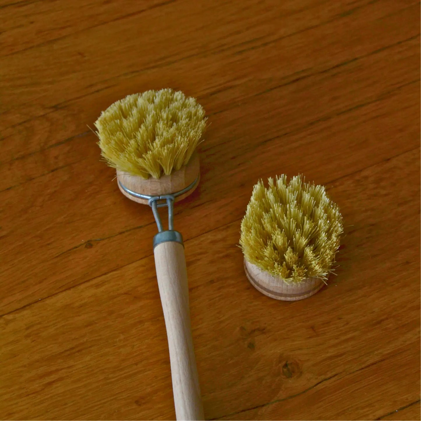 Image de Brosse à vaisselle écologique en bois et fibres naturelles | Le sens des choses – boutique artisanale éthique de bougies parfumées et savons naturels fabriqués en France