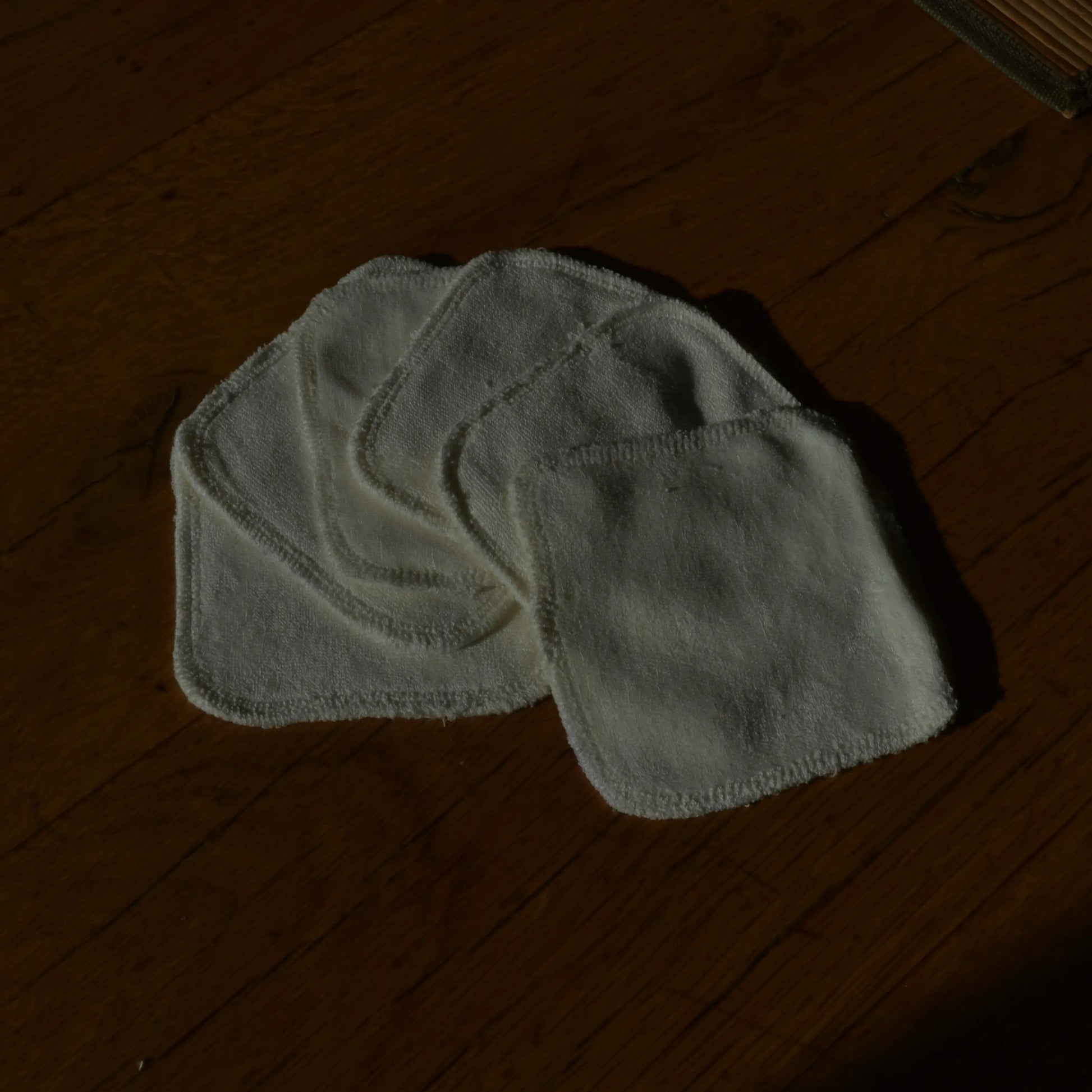 Image de Carrés démaquillants lavables en bambou (5 + 1 offert) | Le sens des choses — boutique artisanale de savons et bougies parfumées naturels fabriqués en France