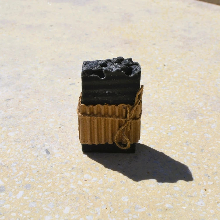 Image de Savon naturel au charbon actif purifiant et détoxifiant | Le sens des choses — boutique artisanale de savons et bougies parfumées naturels fabriqués en France