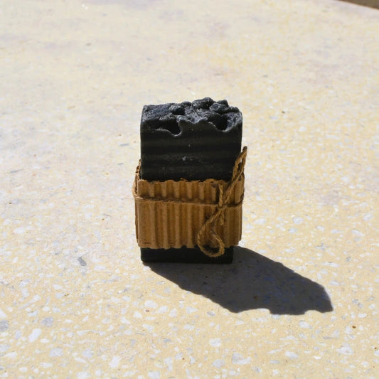 Savon artisanal au charbon actif purifiant – Création artisanale | Le sens des choses – Boutique de bougies parfumées végétales, décorations et savons