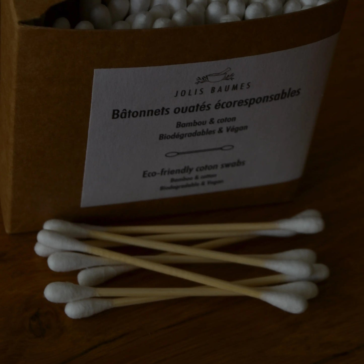 Image de Bâtonnets ouatés écologiques en bambou et coton bio | Le sens des choses – boutique artisanale de savons et bougies parfumées naturels fabriqués en France