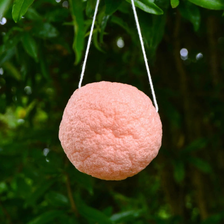 Image de Éponge konjac naturelle enrichie à l’argile rose | Le sens des choses — boutique artisanale de savons et bougies parfumées naturels fabriqués en France