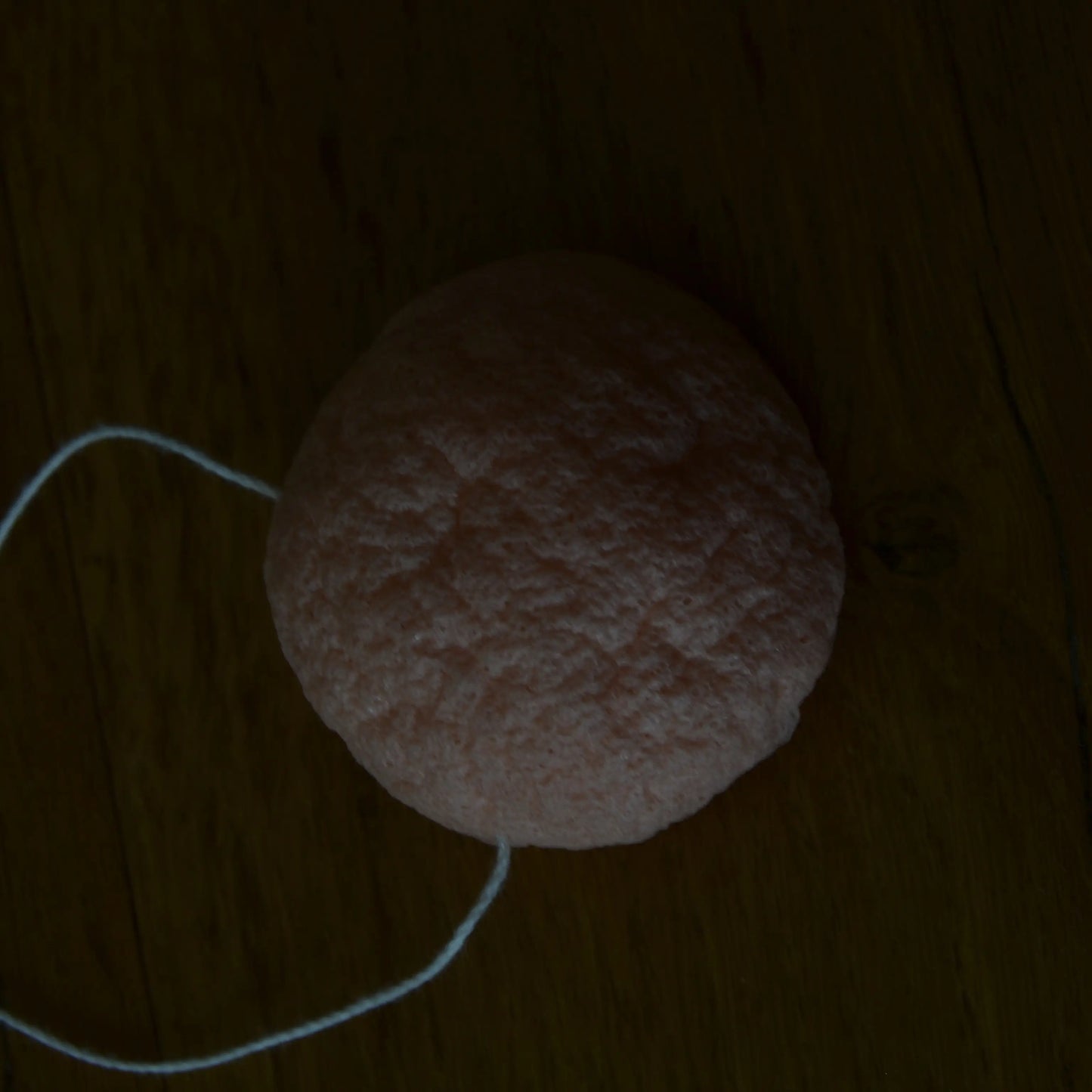 Image de éponge konjac naturelle enrichie à l’argile rose | Le sens des choses, boutique en ligne de produits artisanaux, naturels et écoresponsables, fabriqués en France ou en Europe : savons artisanaux, bougies parfumées, accessoires zéro déchet.