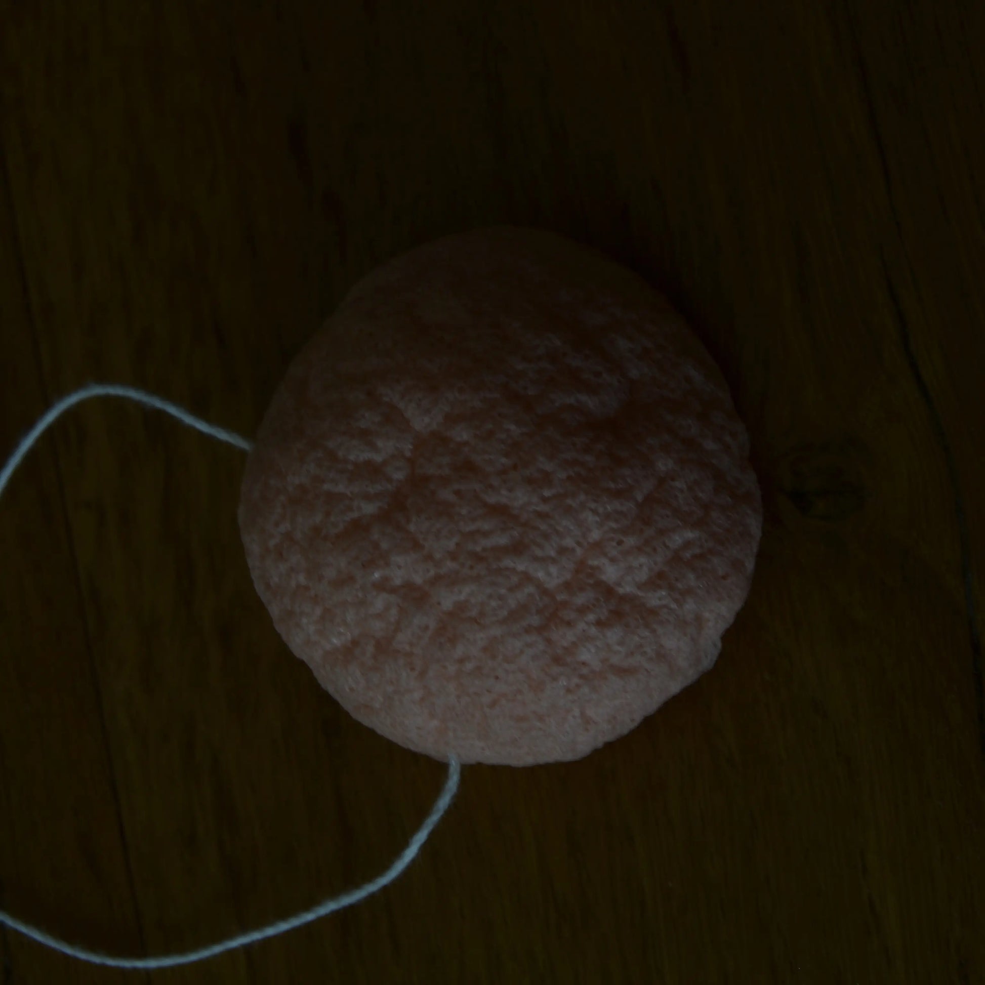 Image de Éponge konjac naturelle enrichie à l’argile rose | Le sens des choses — boutique artisanale de savons et bougies parfumées naturels fabriqués en France