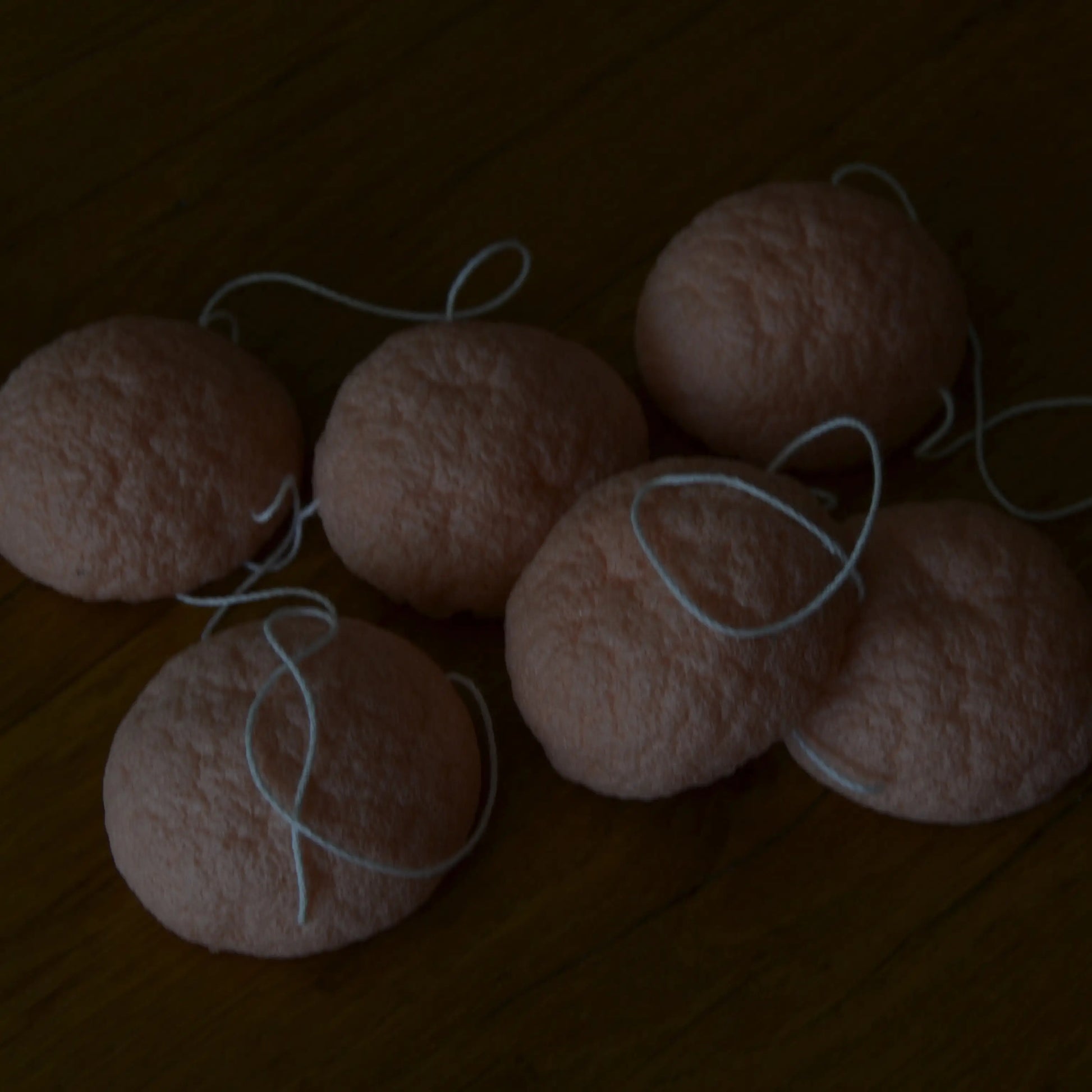 Image de Éponge konjac naturelle enrichie à l’argile rose | Le sens des choses — boutique artisanale de savons et bougies parfumées naturels fabriqués en France