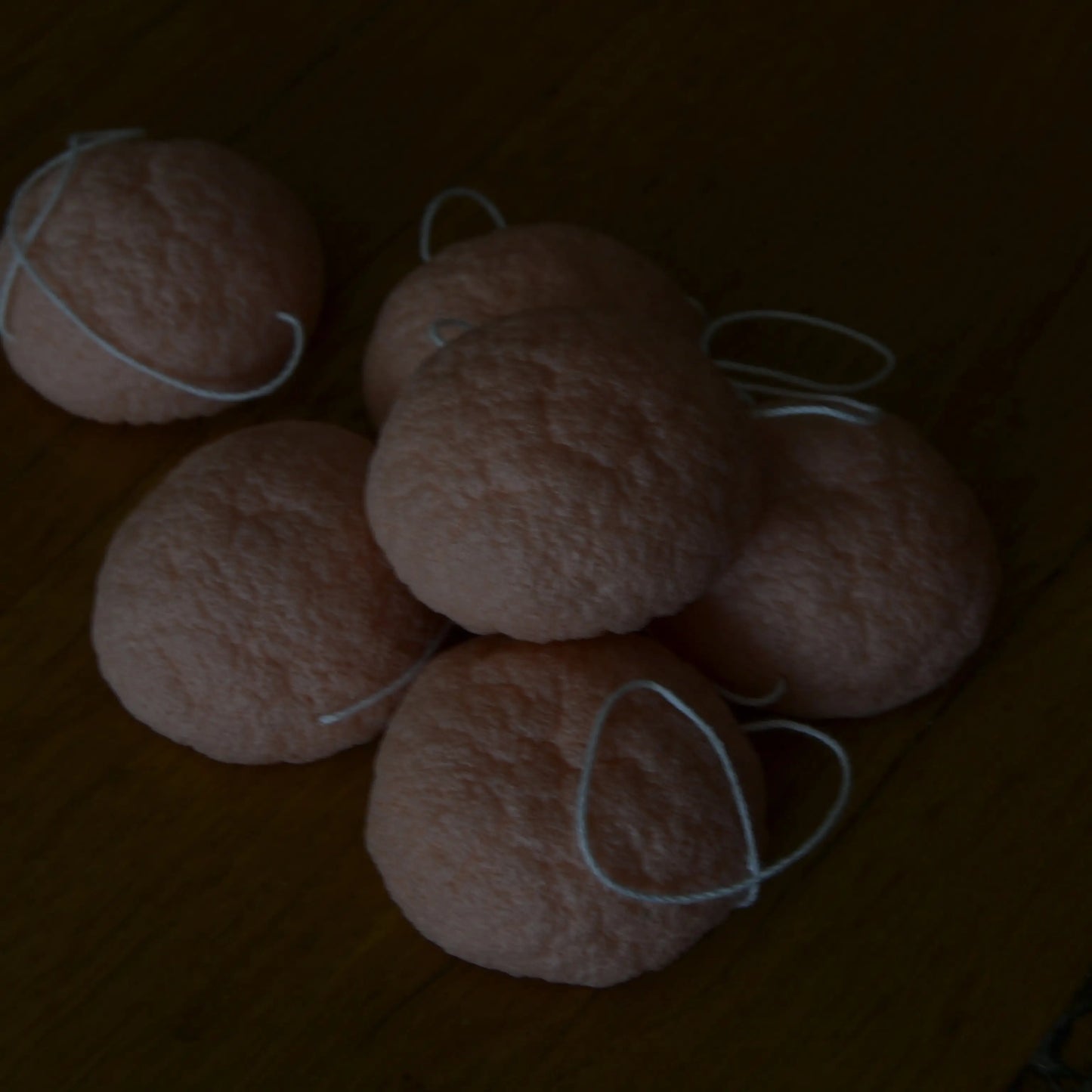 Image de éponge konjac naturelle enrichie à l’argile rose | Le sens des choses, boutique en ligne de produits artisanaux, naturels et écoresponsables, fabriqués en France ou en Europe : savons artisanaux, bougies parfumées, accessoires zéro déchet.