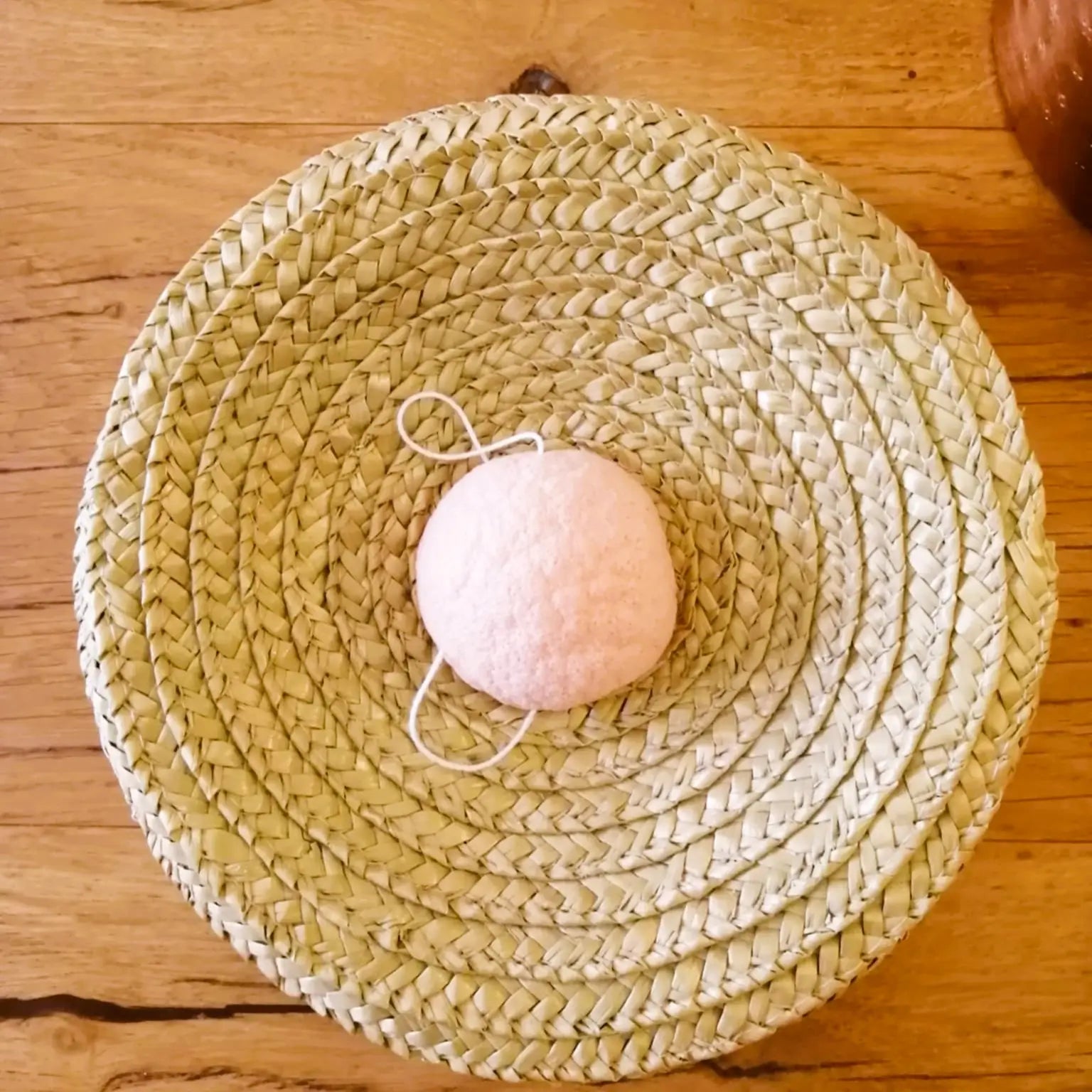 Image de Éponge konjac naturelle enrichie à l’argile rose | Le sens des choses — boutique artisanale de savons et bougies parfumées naturels fabriqués en France