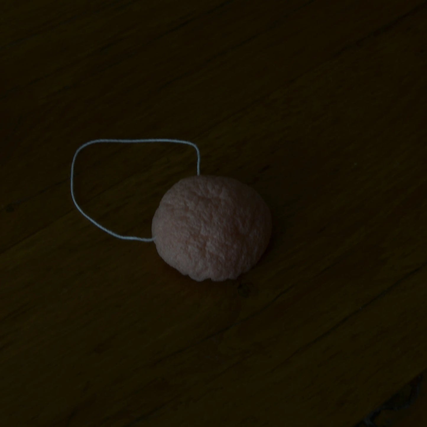 Image de éponge konjac naturelle enrichie à l’argile rose | Le sens des choses, boutique en ligne de produits artisanaux, naturels et écoresponsables, fabriqués en France ou en Europe : savons artisanaux, bougies parfumées, accessoires zéro déchet.