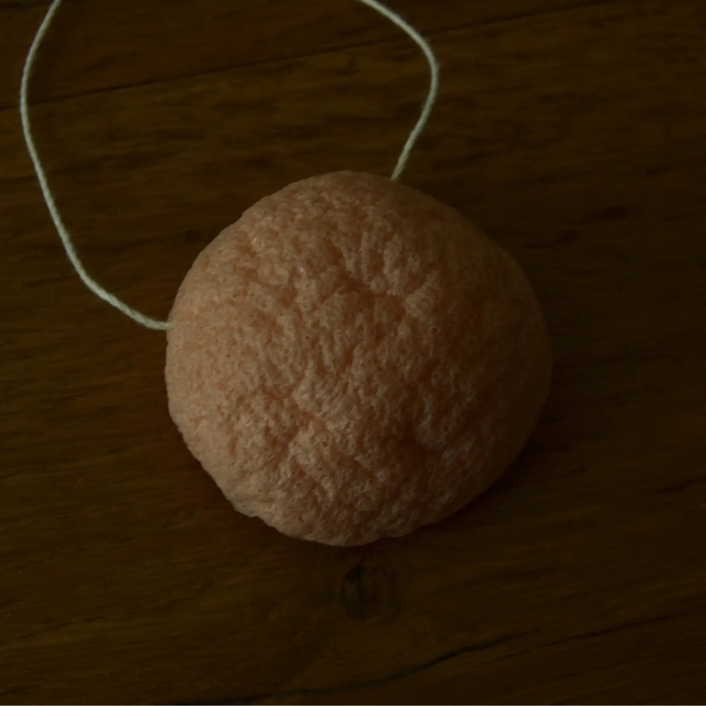 Éponge konjac naturelle enrichie à l’argile rose – Création artisanale | Le sens des choses – Boutique de bougies parfumées végétales, décorations et savons