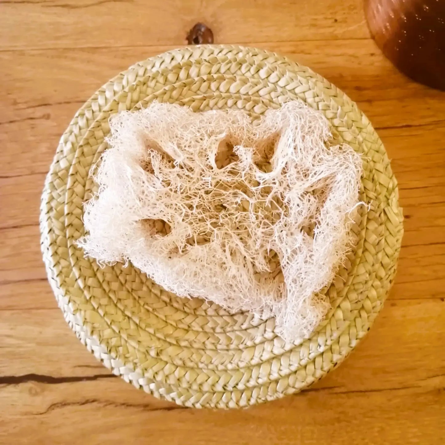 Image de Éponge loofah naturelle biodégradable | Le sens des choses – boutique artisanale de savons et bougies parfumées naturels fabriqués en France