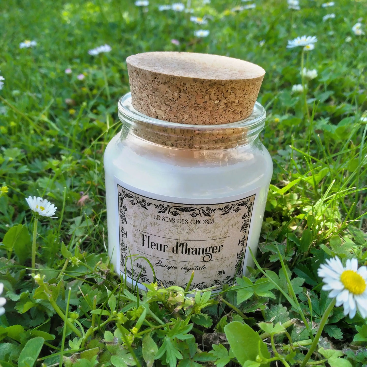 Image de bougie parfumée à la fleur d'oranger | Le sens des choses, boutique en ligne de produits artisanaux, naturels et écoresponsables, fabriqués en France ou en Europe : savons artisanaux, bougies parfumées, accessoires zéro déchet.