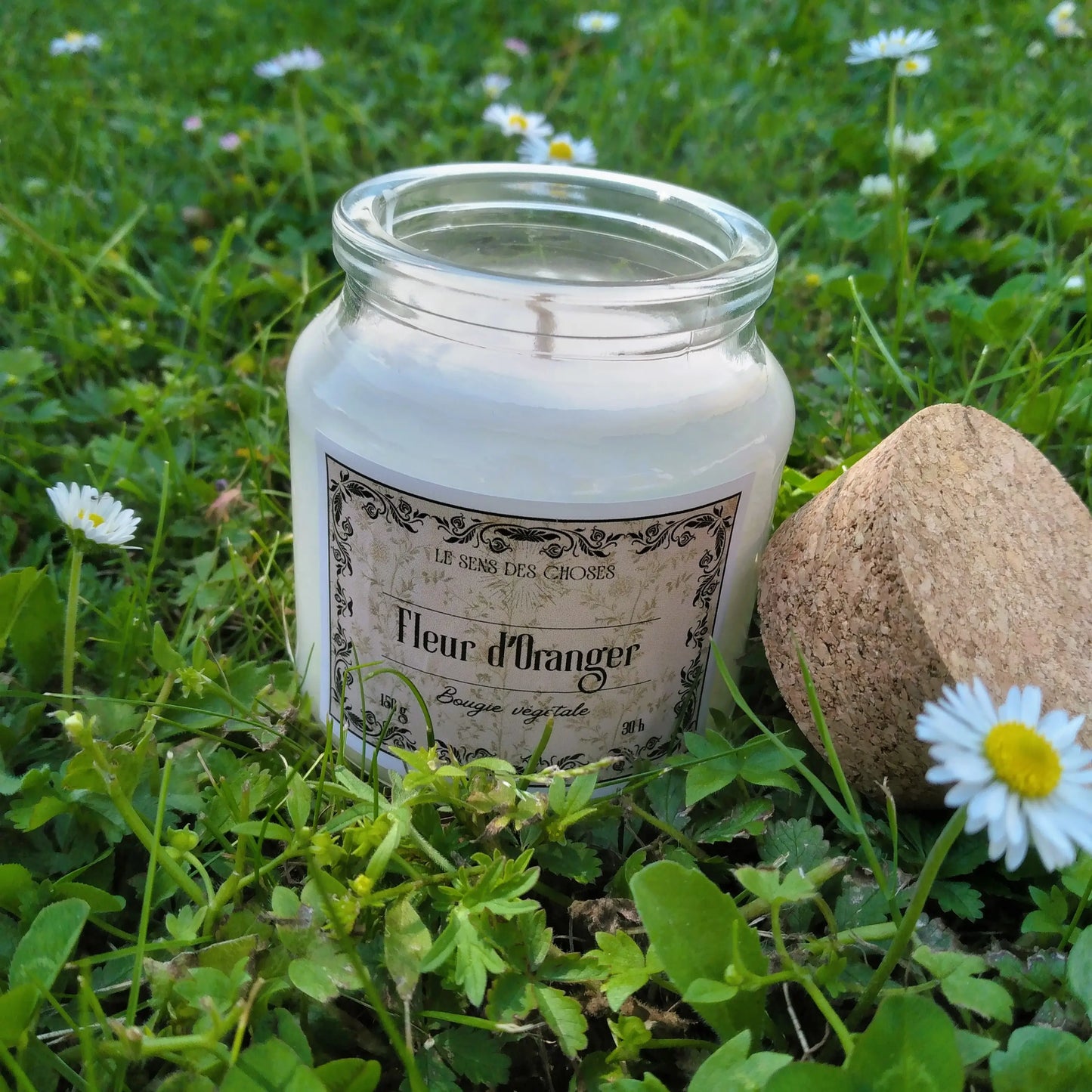 Image de bougie parfumée à la fleur d'oranger | Le sens des choses, boutique en ligne de produits artisanaux, naturels et écoresponsables, fabriqués en France ou en Europe : savons artisanaux, bougies parfumées, accessoires zéro déchet.
